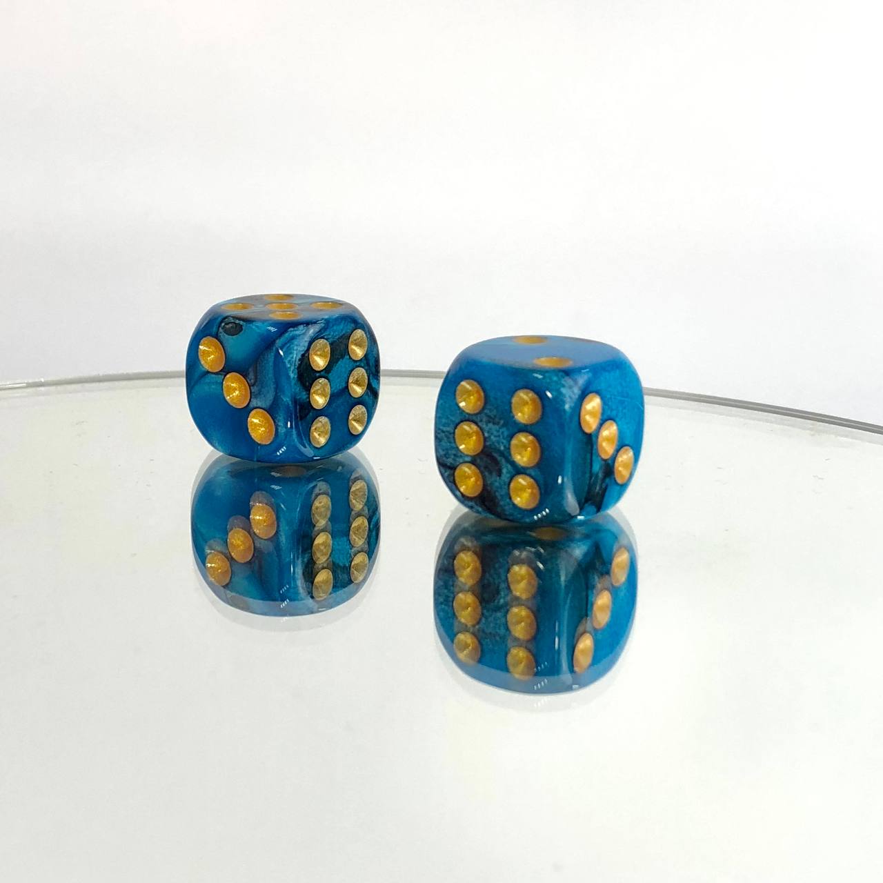 Paire de dés en plastique pour compléter votre jeu dans l'assortiment.