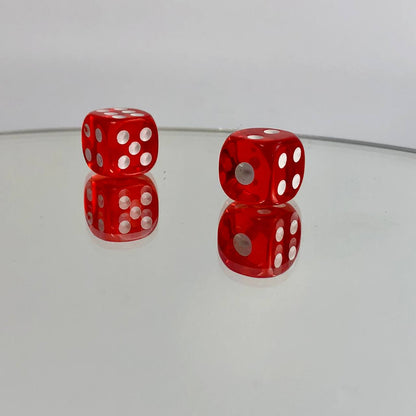 Paire de dés en plastique pour compléter votre jeu dans l'assortiment.