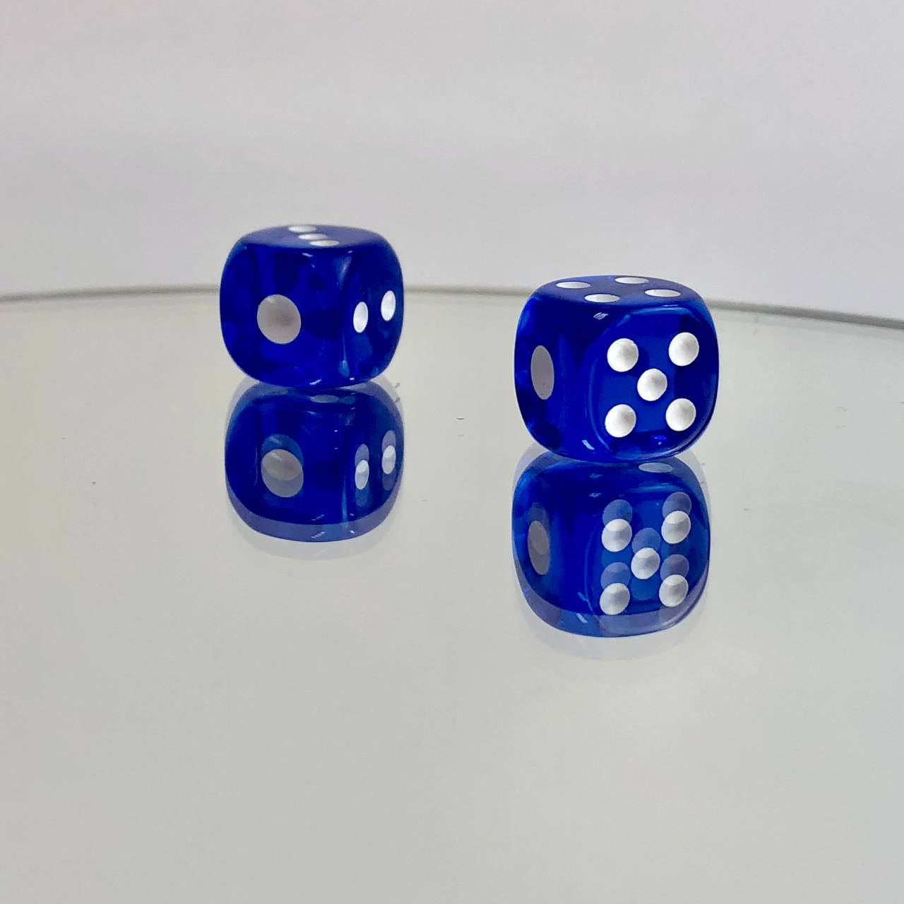 Paire de dés en plastique pour compléter votre jeu dans l'assortiment.