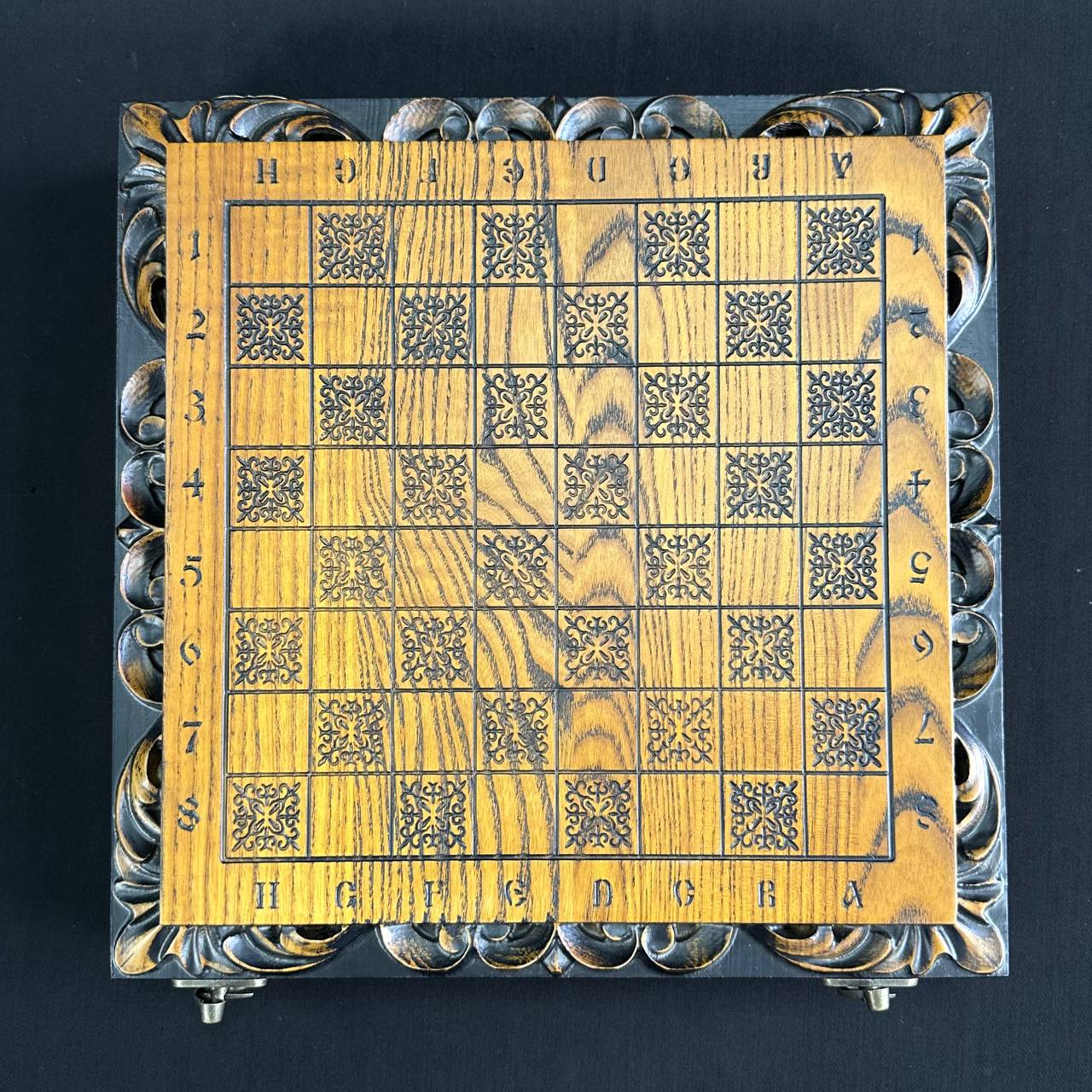 Jeu d'échecs et de dames en bois sculpté à la main, 33 x 33 cm. Personnalisé et prêt à offrir