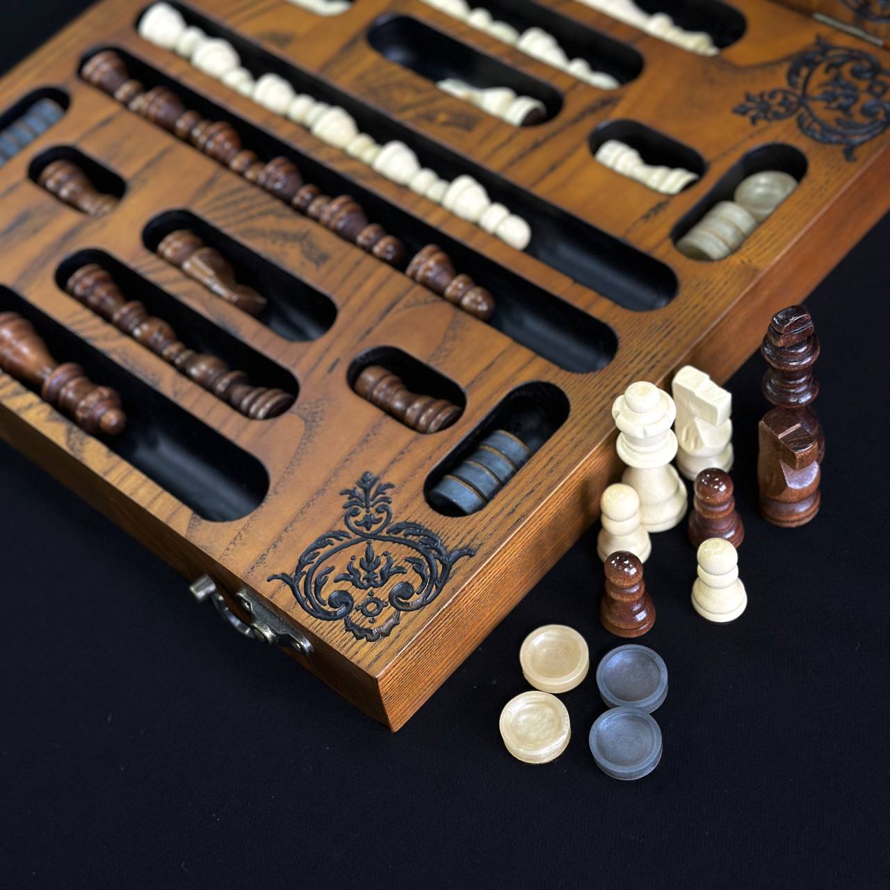 Jeu d'échecs et de dames en bois sculpté à la main, 33 x 33 cm. Personnalisé et prêt à offrir