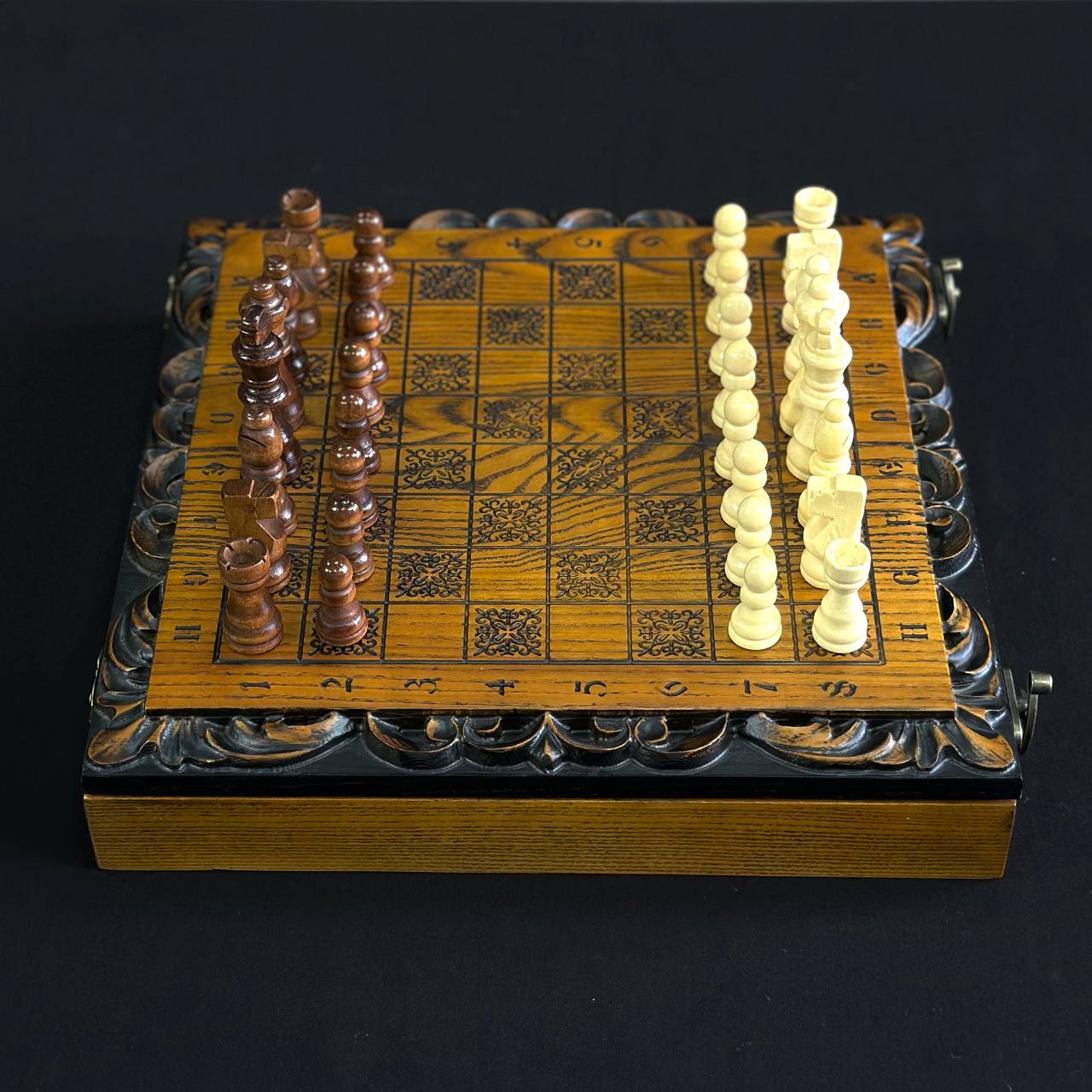 Jeu d'échecs et de dames en bois sculpté à la main, 33 x 33 cm. Personnalisé et prêt à offrir