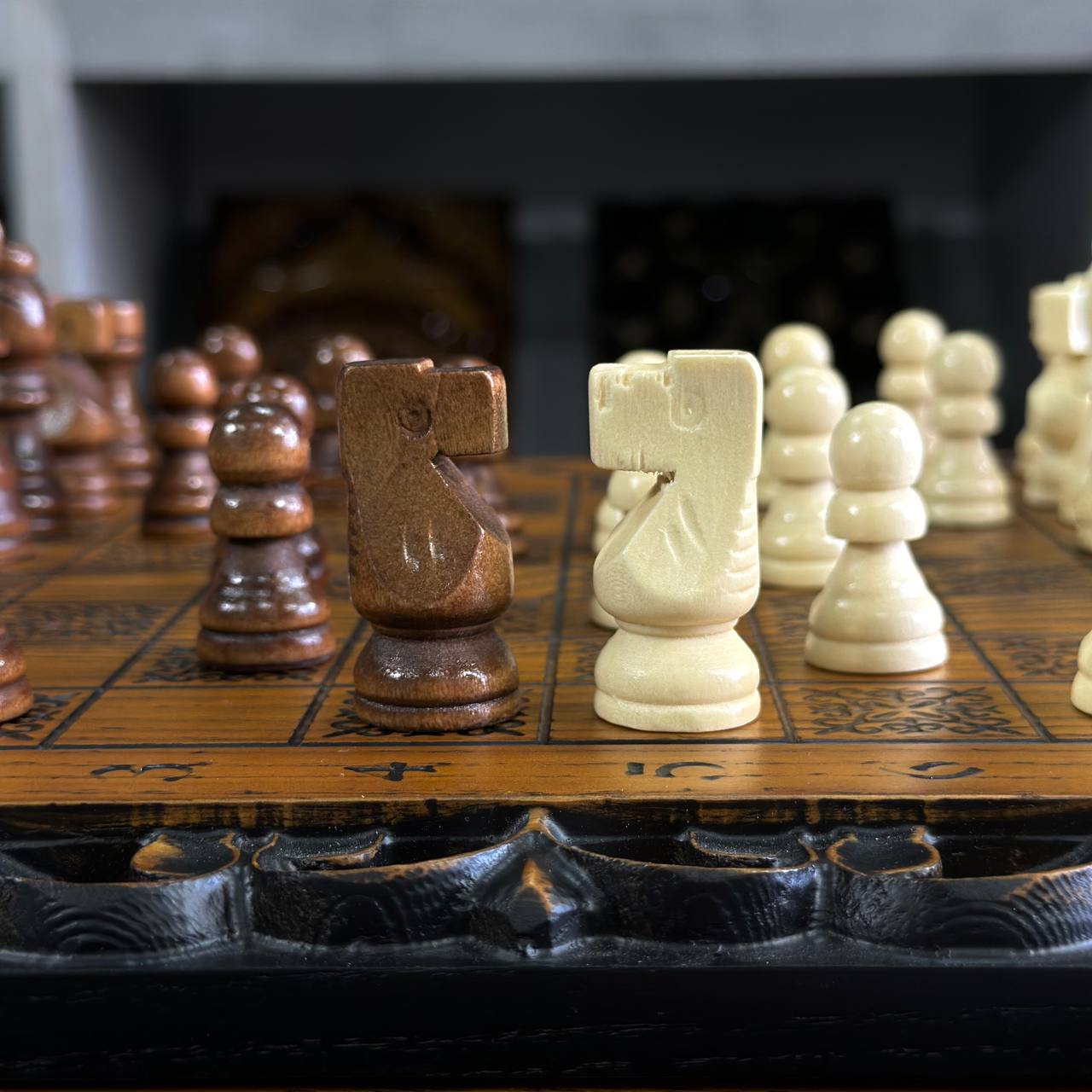 Jeu d'échecs et de dames en bois sculpté à la main, 33 x 33 cm. Personnalisé et prêt à offrir