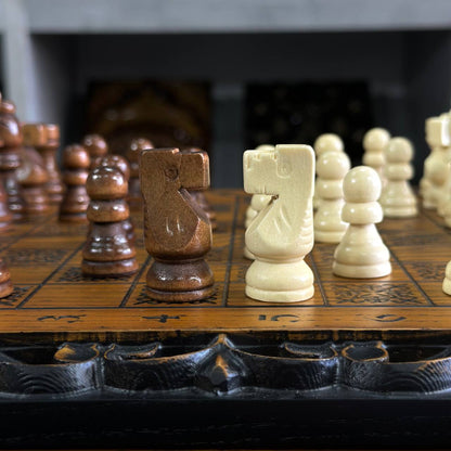 Jeu d'échecs et de dames en bois sculpté à la main, 33 x 33 cm. Personnalisé et prêt à offrir