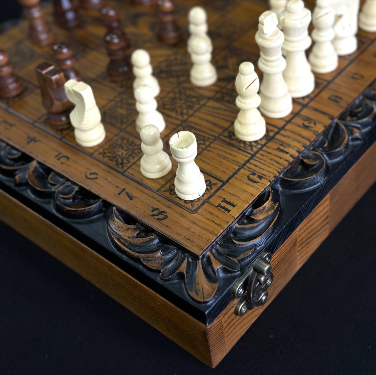 Jeu d'échecs et de dames en bois sculpté à la main, 33 x 33 cm. Personnalisé et prêt à offrir