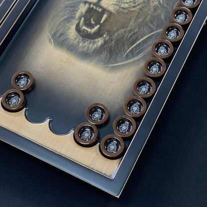 Handgefertigtes Holz-Backgammon „Löwe“ mit Epoxidharz-Chips – Klein, elegant, individuell anpassbar. Geschenkfertig