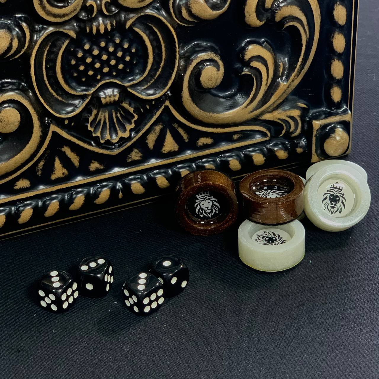 Handgefertigtes Holz-Backgammon „Löwe“ mit Epoxidharz-Chips – Klein, elegant, individuell anpassbar. Geschenkfertig