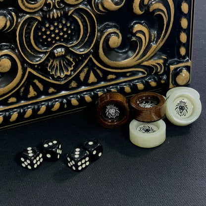 Handgefertigtes Holz-Backgammon „Löwe“ mit Epoxidharz-Chips – Klein, elegant, individuell anpassbar. Geschenkfertig