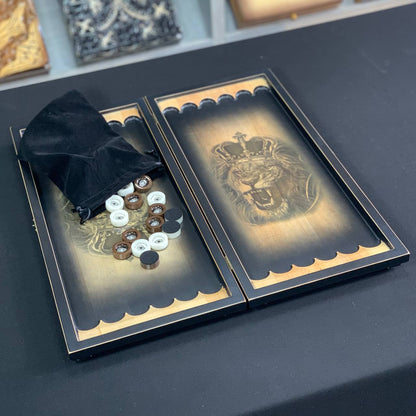 Handgefertigtes Holz-Backgammon „Löwe“ mit Epoxidharz-Chips – Klein, elegant, individuell anpassbar. Geschenkfertig