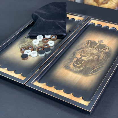 Handgefertigtes Holz-Backgammon „Löwe“ mit Epoxidharz-Chips – Klein, elegant, individuell anpassbar. Geschenkfertig