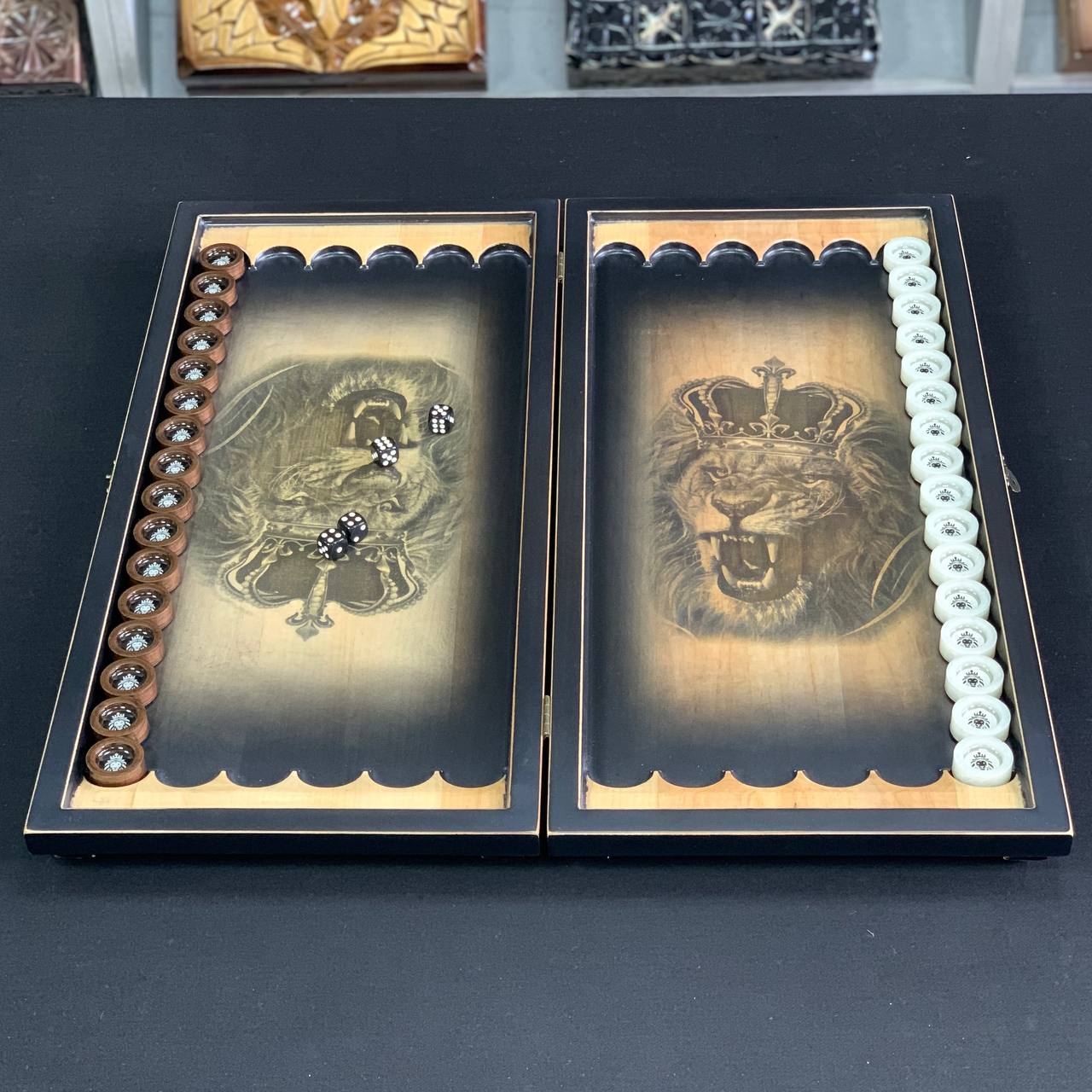 Handgefertigtes Holz-Backgammon „Löwe“ mit Epoxidharz-Chips – Klein, elegant, individuell anpassbar. Geschenkfertig