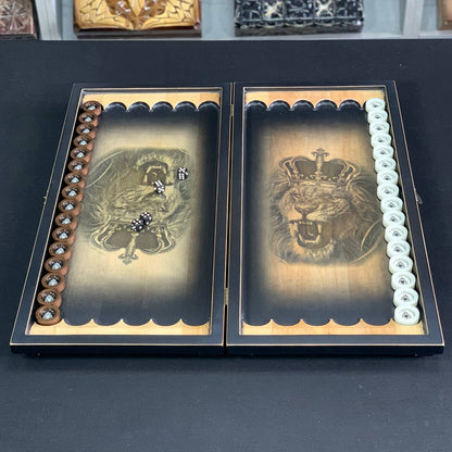 Handgefertigtes Holz-Backgammon „Löwe“ mit Epoxidharz-Chips – Klein, elegant, individuell anpassbar. Geschenkfertig