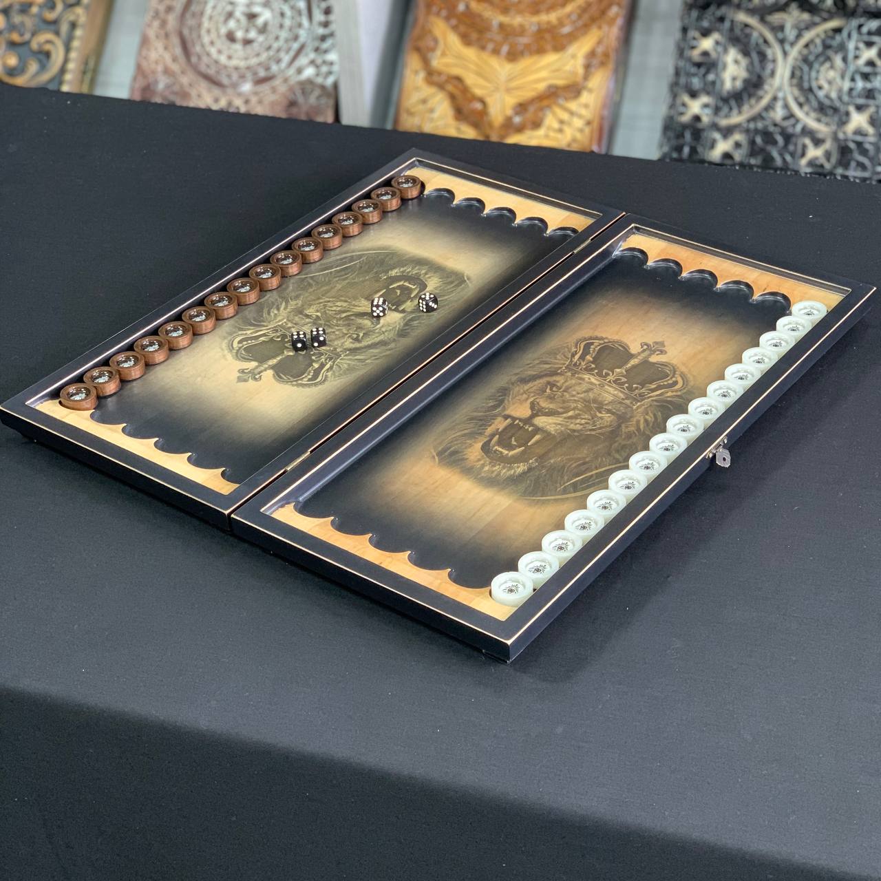 Handgefertigtes Holz-Backgammon „Löwe“ mit Epoxidharz-Chips – Klein, elegant, individuell anpassbar. Geschenkfertig