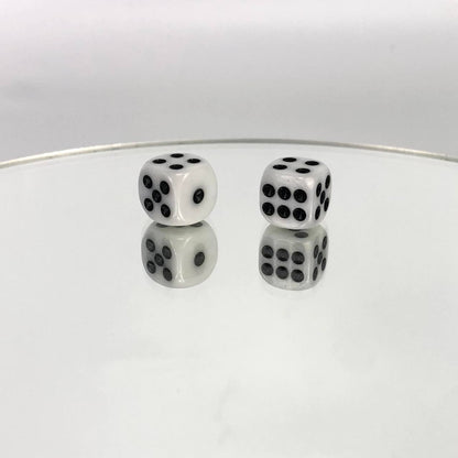 Paire de dés en plastique pour compléter votre jeu dans l'assortiment.