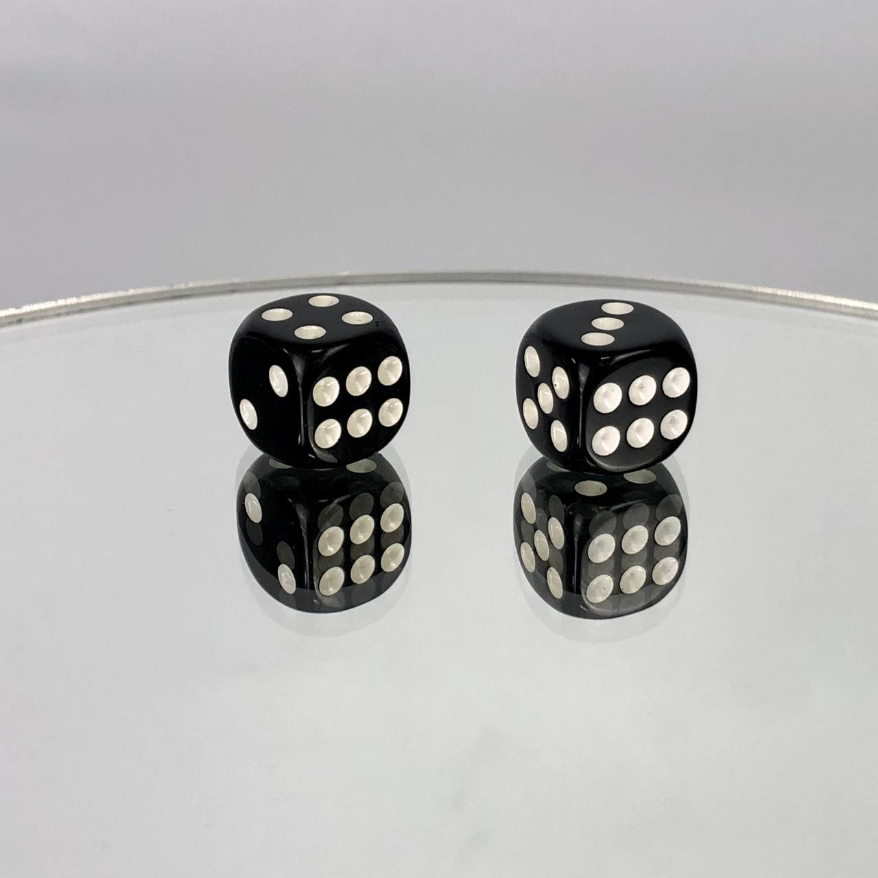 Paire de dés en plastique pour compléter votre jeu dans l'assortiment.