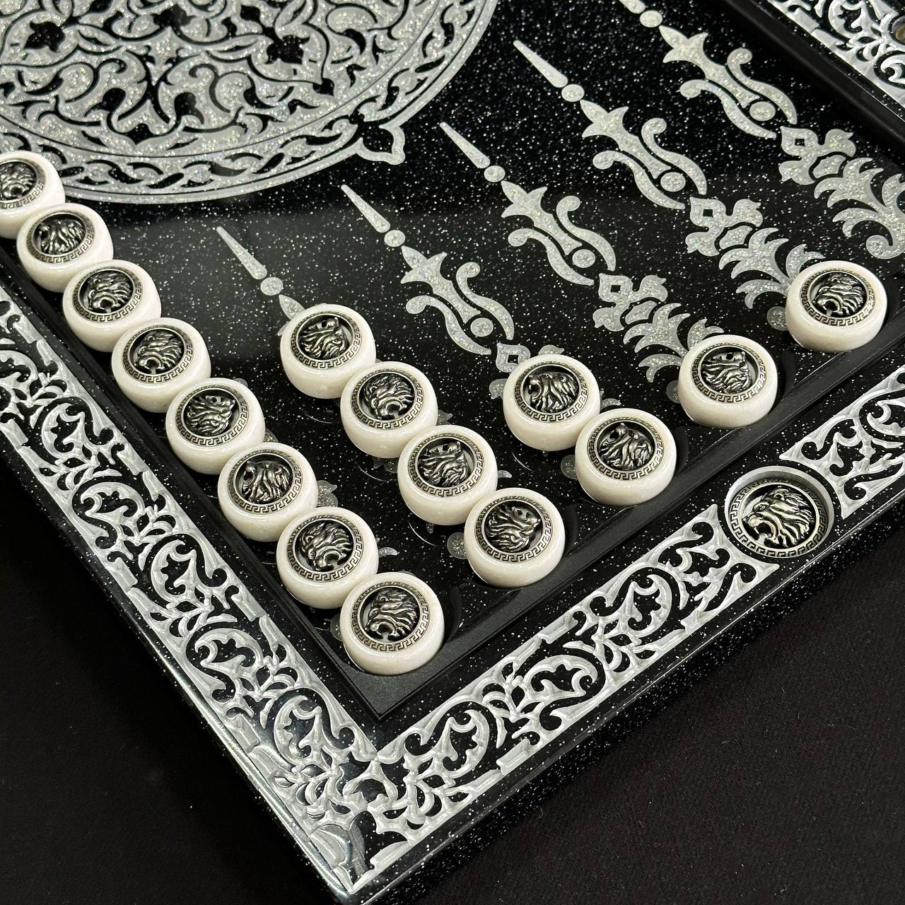 Jeu d'échecs de luxe en pierre acrylique blanche et noire. Plateau de jeu 3 en 1. Pièces d'échecs en bois. Prêt à offrir.