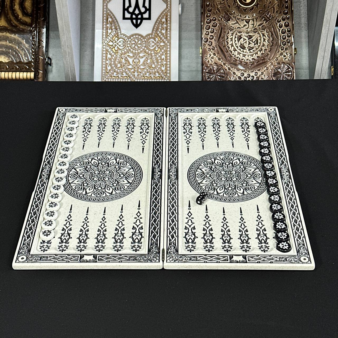 Luxuriöses Schachspiel aus weißem Acrylstein, 47 x 23,5 cm, Geschenkfertig, exklusives Angebot