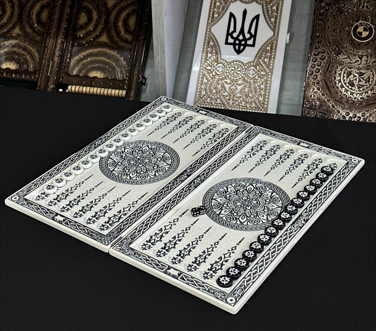 Luxuriöses Schachspiel aus weißem Acrylstein, 47 x 23,5 cm, Geschenkfertig, exklusives Angebot