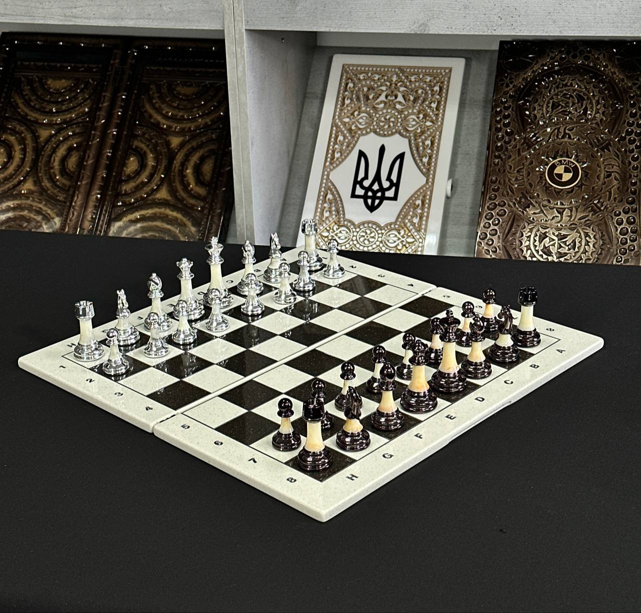 Luxuriöses Schachspiel aus weißem Acrylstein, 47 x 23,5 cm, Geschenkfertig, exklusives Angebot