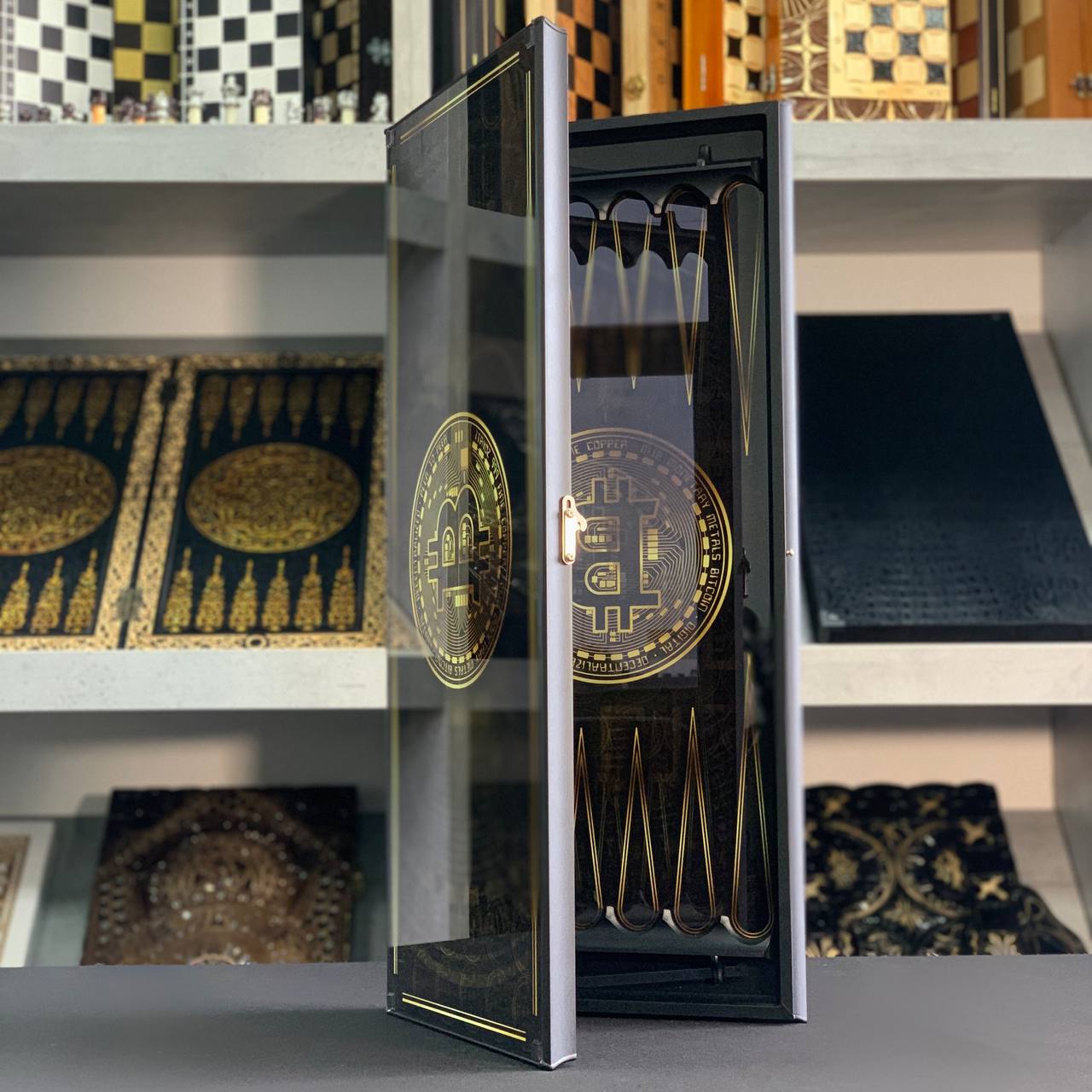 Backgammon-Brett aus Glas „Bitcoin“ 61 x 27 cm, luxuriöses Brettspielset als Geschenk