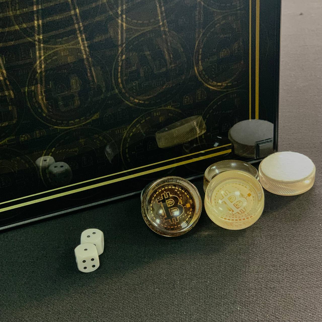 Backgammon-Brett aus Glas „Bitcoin“ 61 x 27 cm, luxuriöses Brettspielset als Geschenk