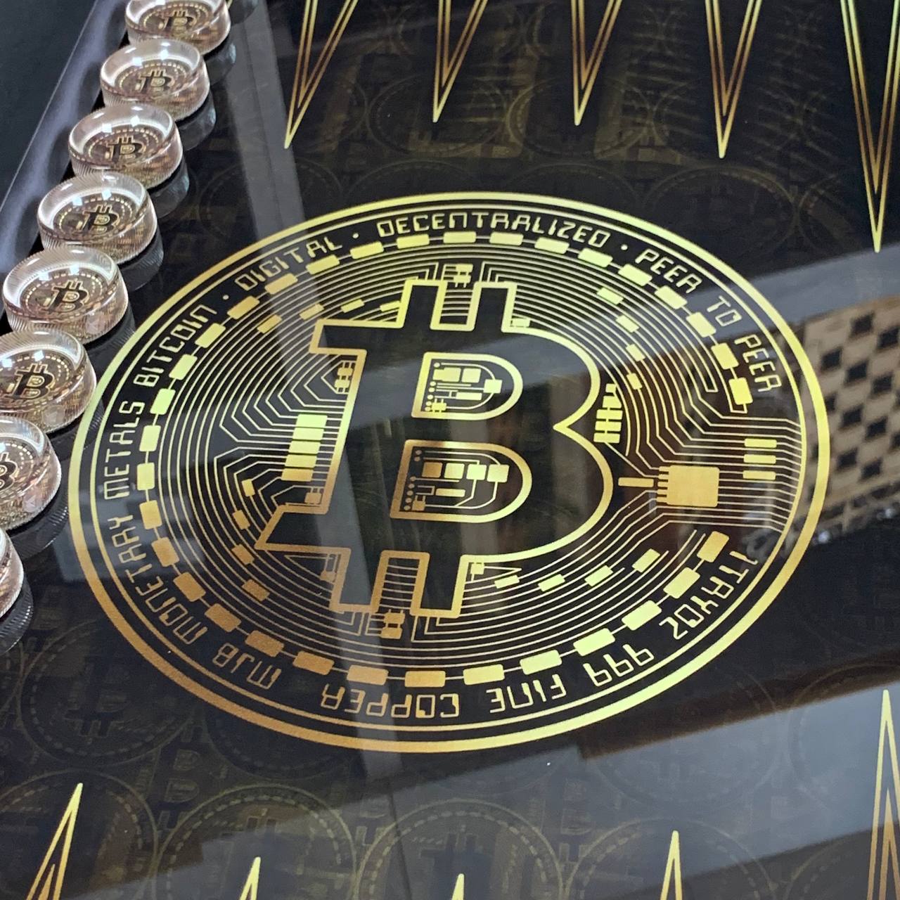 Backgammon-Brett aus Glas „Bitcoin“ 61 x 27 cm, luxuriöses Brettspielset als Geschenk