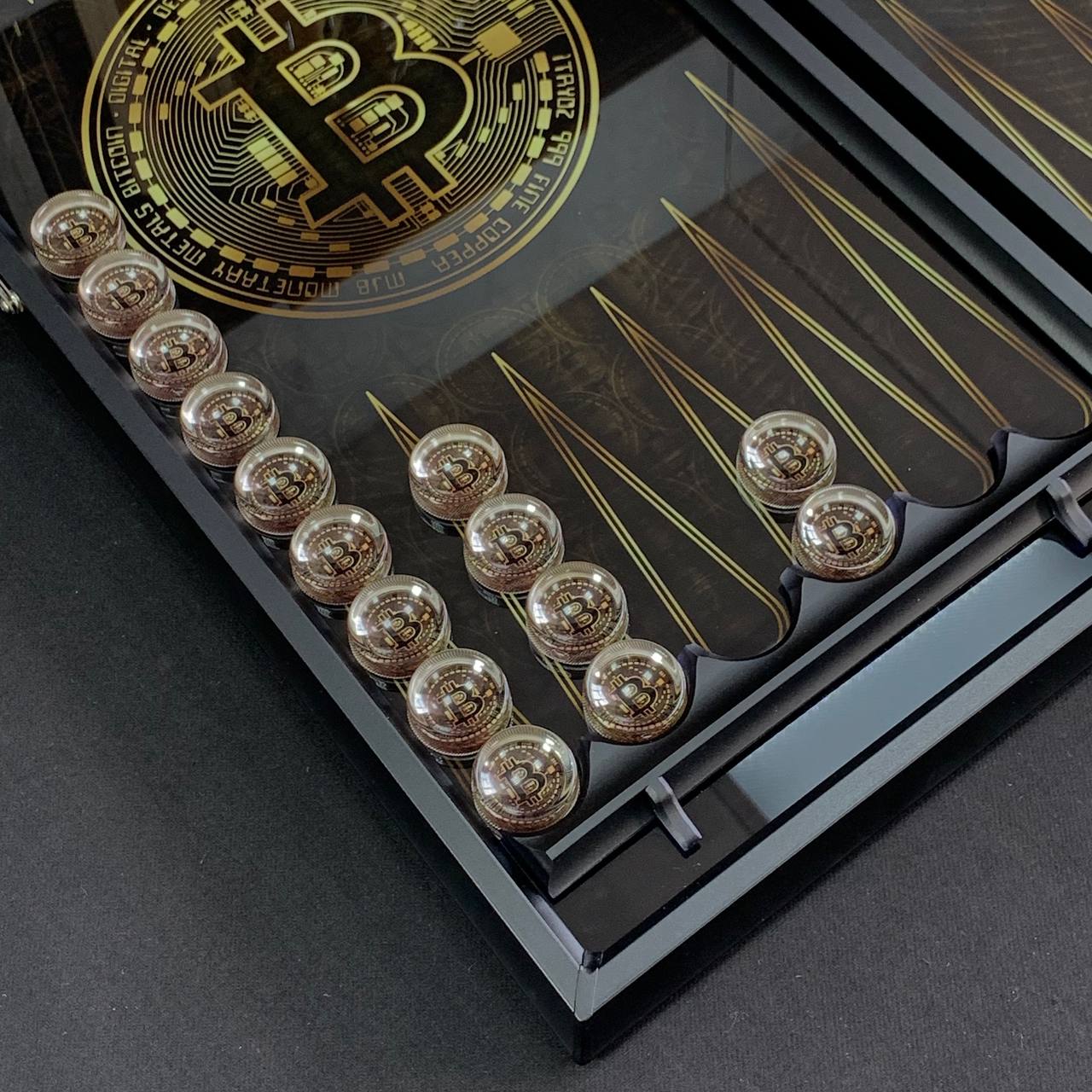 Backgammon-Brett aus Glas „Bitcoin“ 61 x 27 cm, luxuriöses Brettspielset als Geschenk
