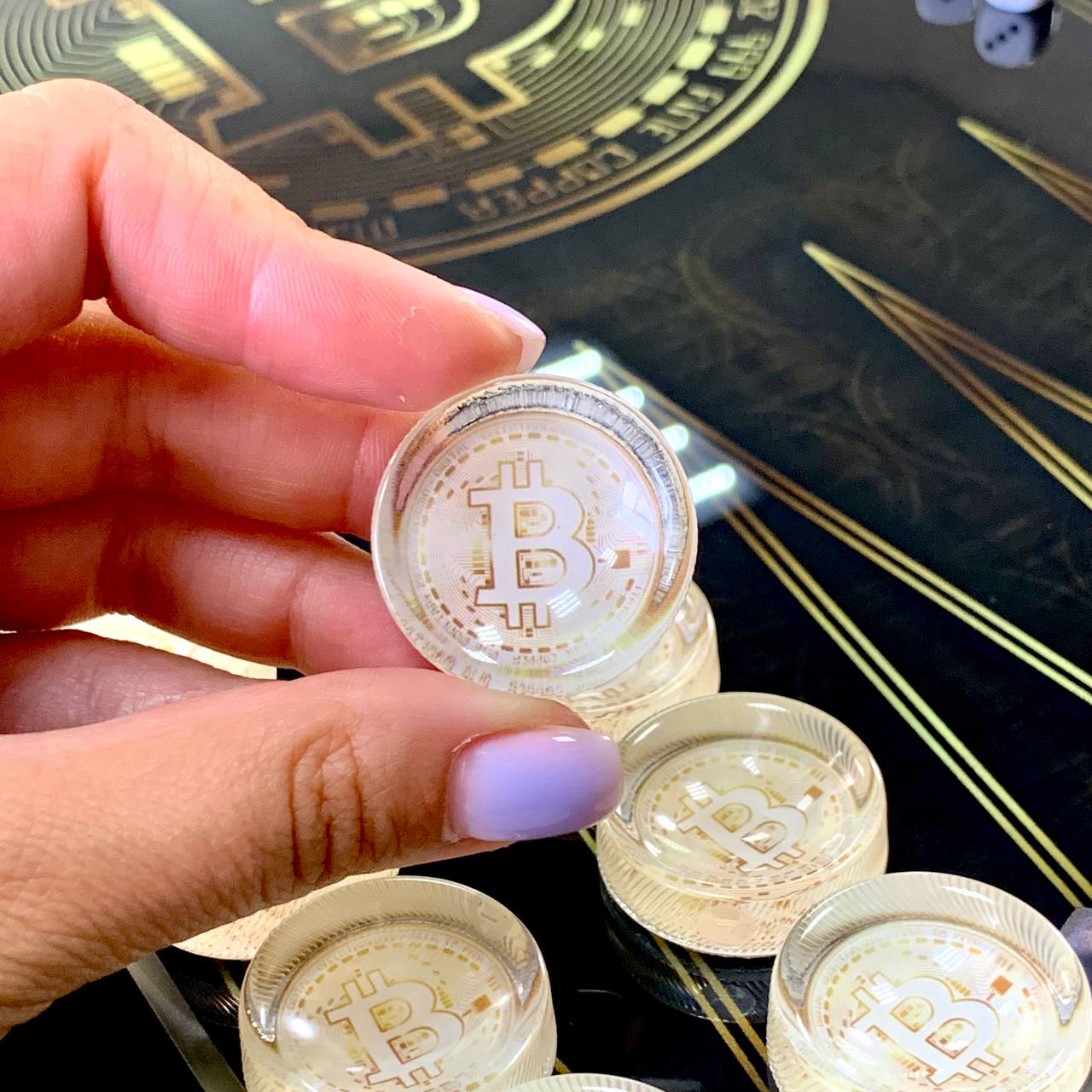 Backgammon-Brett aus Glas „Bitcoin“ 61 x 27 cm, luxuriöses Brettspielset als Geschenk