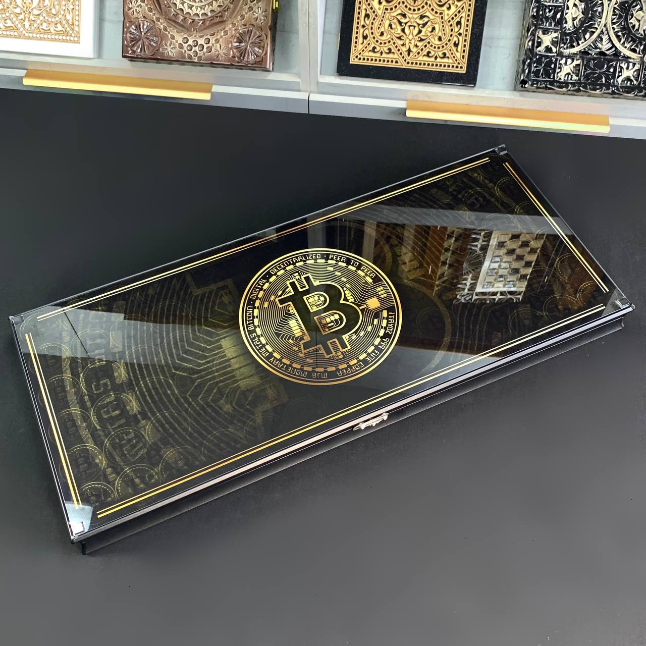 Backgammon-Brett aus Glas „Bitcoin“ 61 x 27 cm, luxuriöses Brettspielset als Geschenk