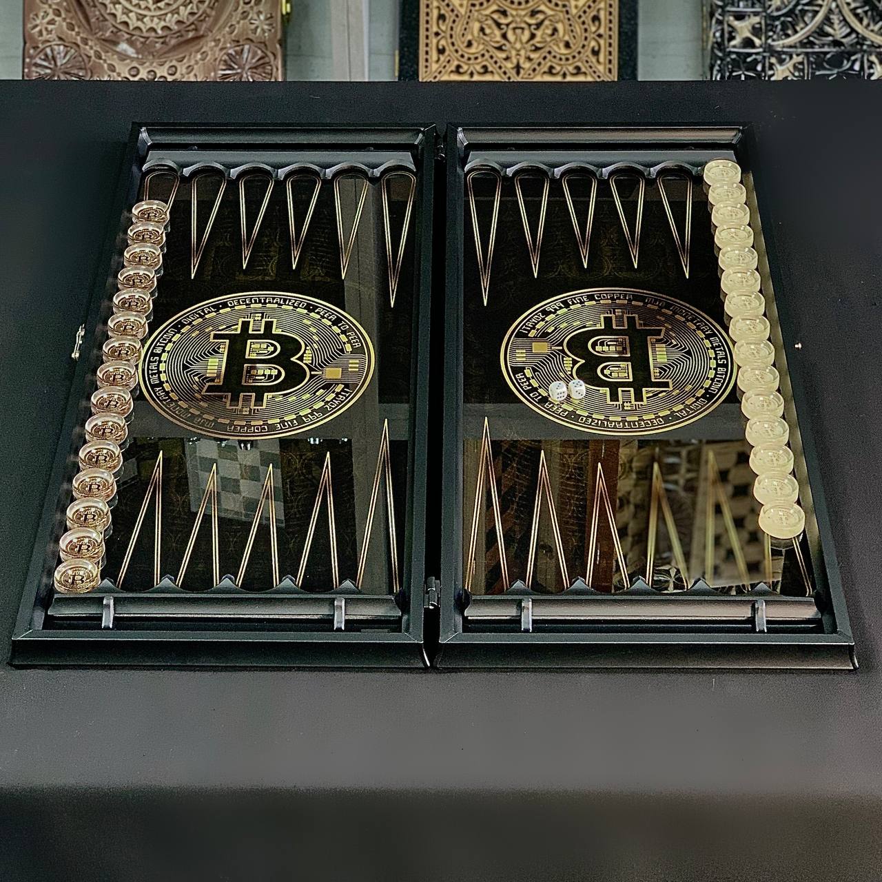 Backgammon-Brett aus Glas „Bitcoin“ 61 x 27 cm, luxuriöses Brettspielset als Geschenk