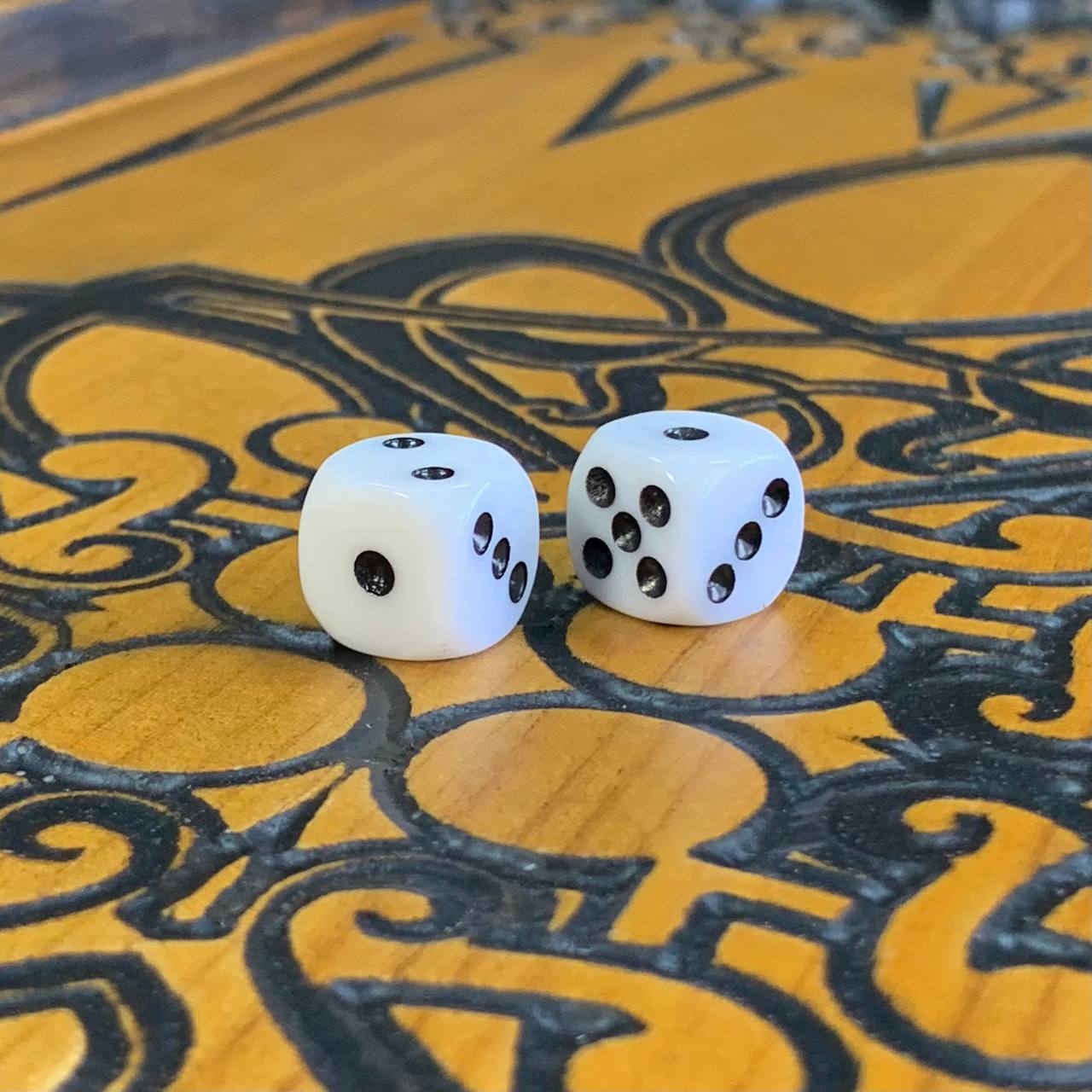 Exklusives Holz-Backgammon „Drache“. Individualisierbar und als Geschenk geeignet