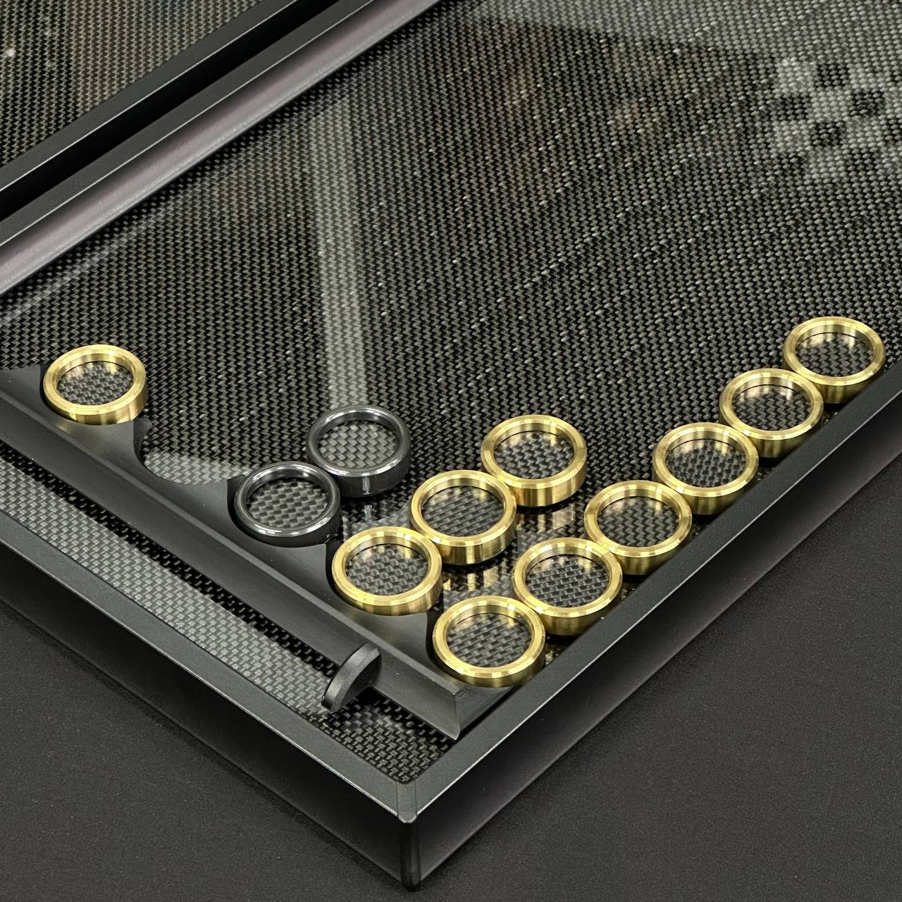 Exklusives Carbon Backgammon Set auf Aluminiumbasis, 61*26,5cm, Geschenkfertig