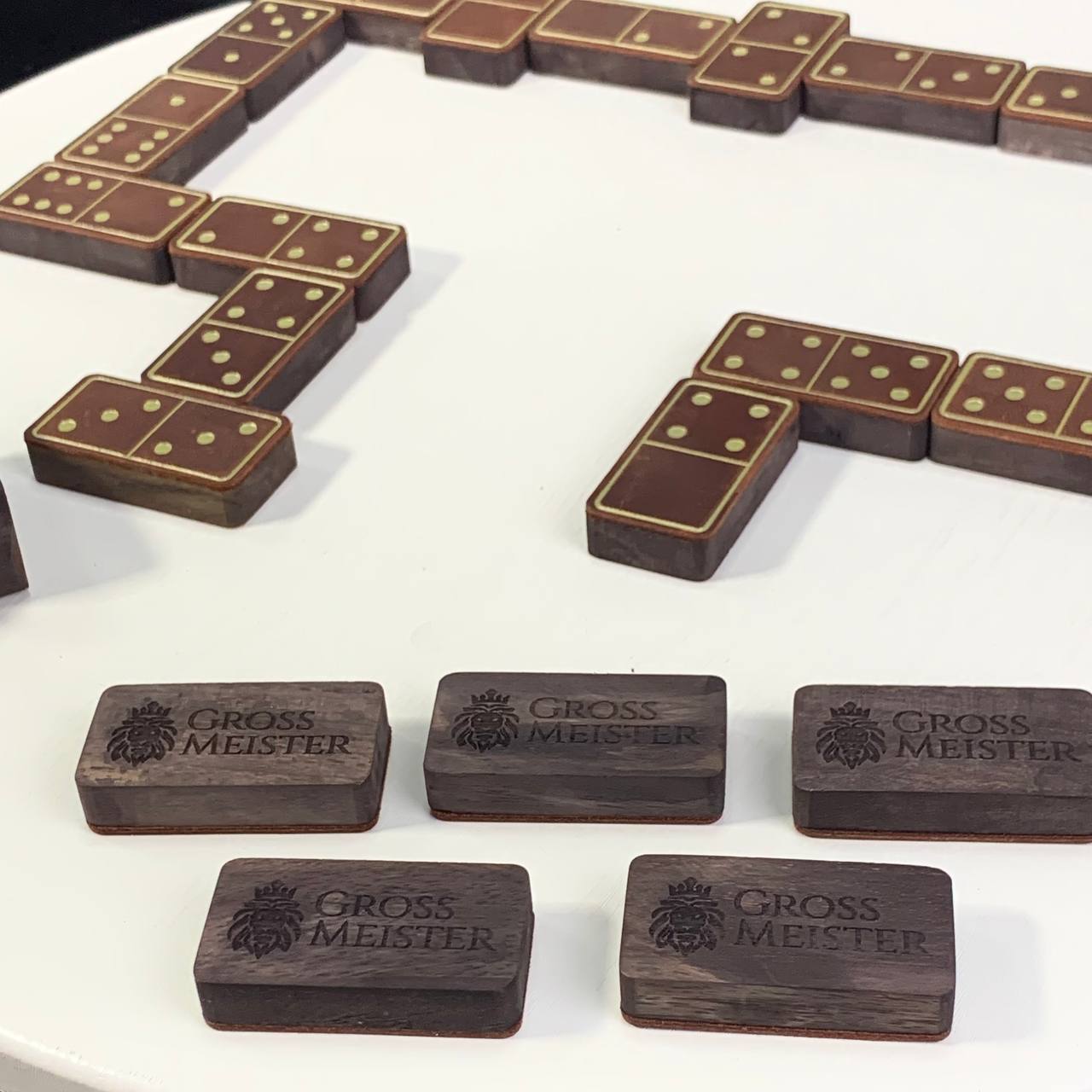 Luxuriöses Domino-Set aus Holz und elegantem Leder, 52*27*12mm braune Dominosteine, Geschenkfertig