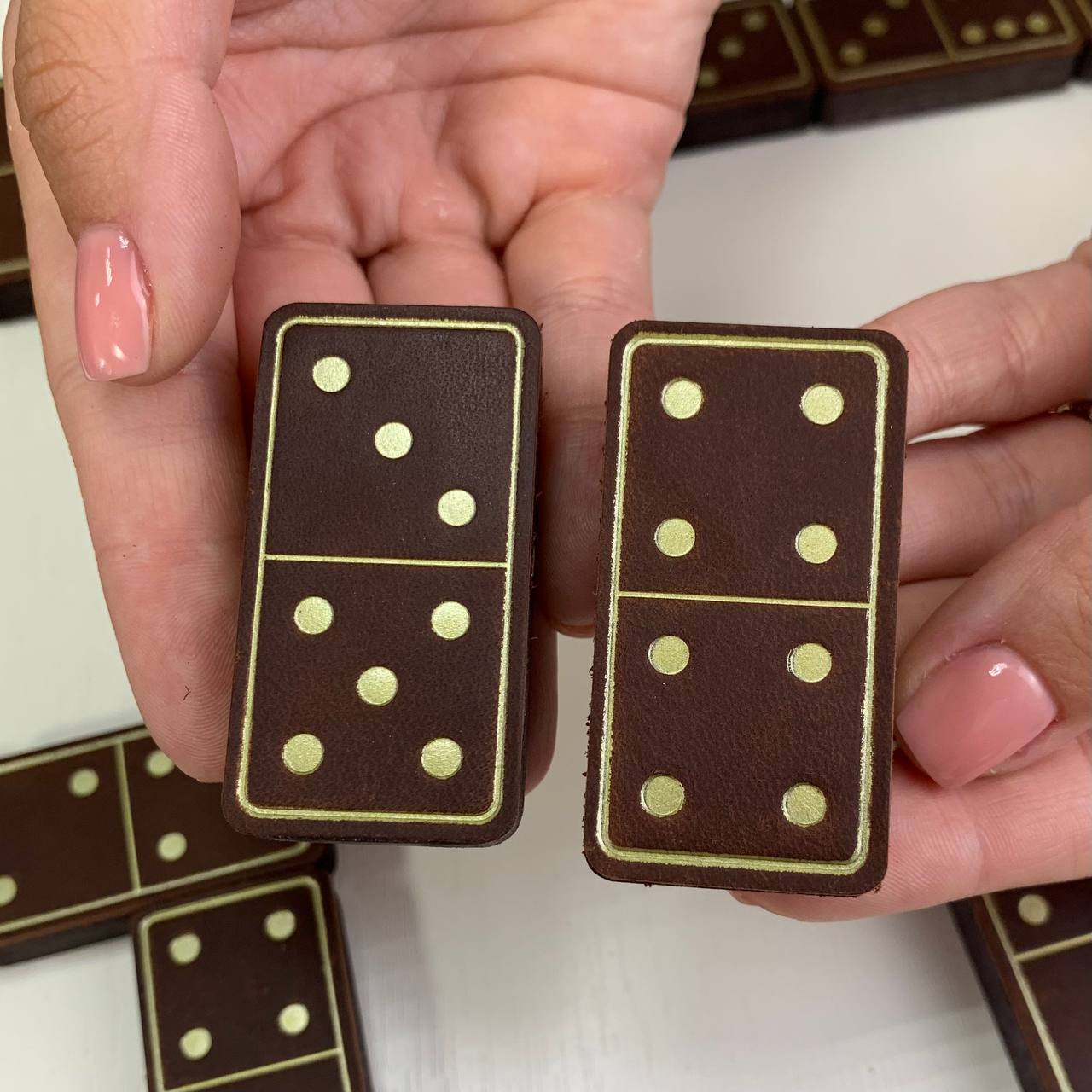 Luxuriöses Domino-Set aus Holz und elegantem Leder, 52*27*12mm braune Dominosteine, Geschenkfertig