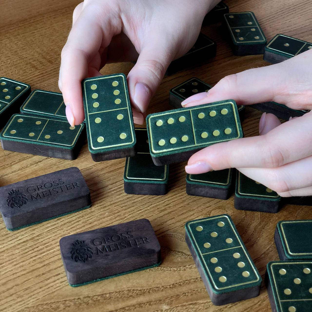 Luxuriöses Domino-Set aus Holz und elegantem Leder, 52*27*12mm grüne Dominosteine, Geschenkfertig