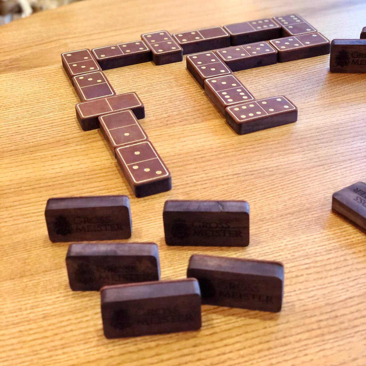 Luxuriöses Domino-Set aus Holz und elegantem Leder, 52*27*12mm braune Dominosteine, Geschenkfertig