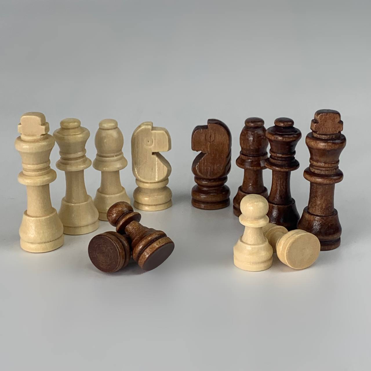 Kleines Schachfigurenset, König 5,5 cm. Spielbrettzubehör aus Holz.