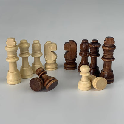 Kleines Schachfigurenset, König 5,5 cm. Spielbrettzubehör aus Holz.