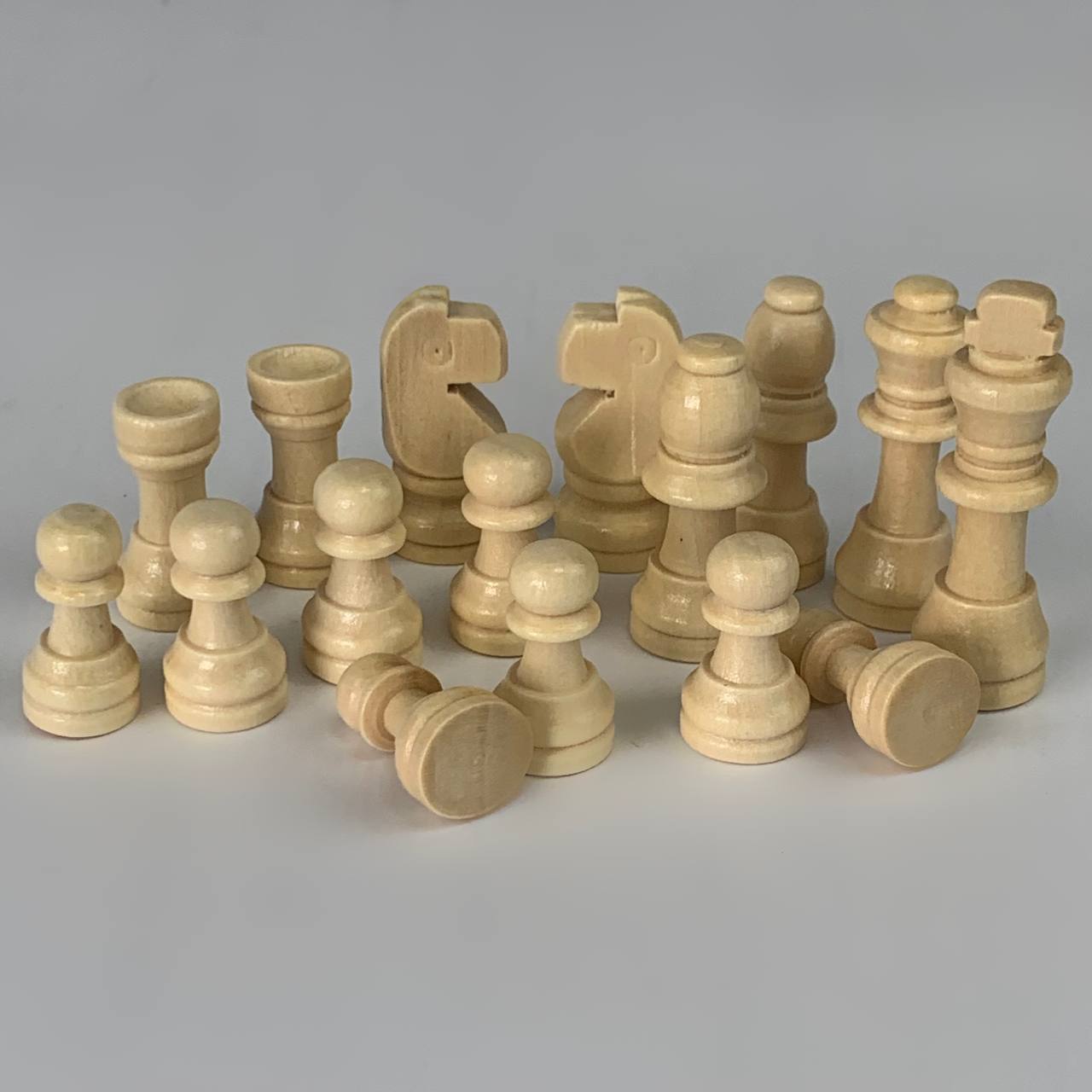 Kleines Schachfigurenset, König 5,5 cm. Spielbrettzubehör aus Holz.