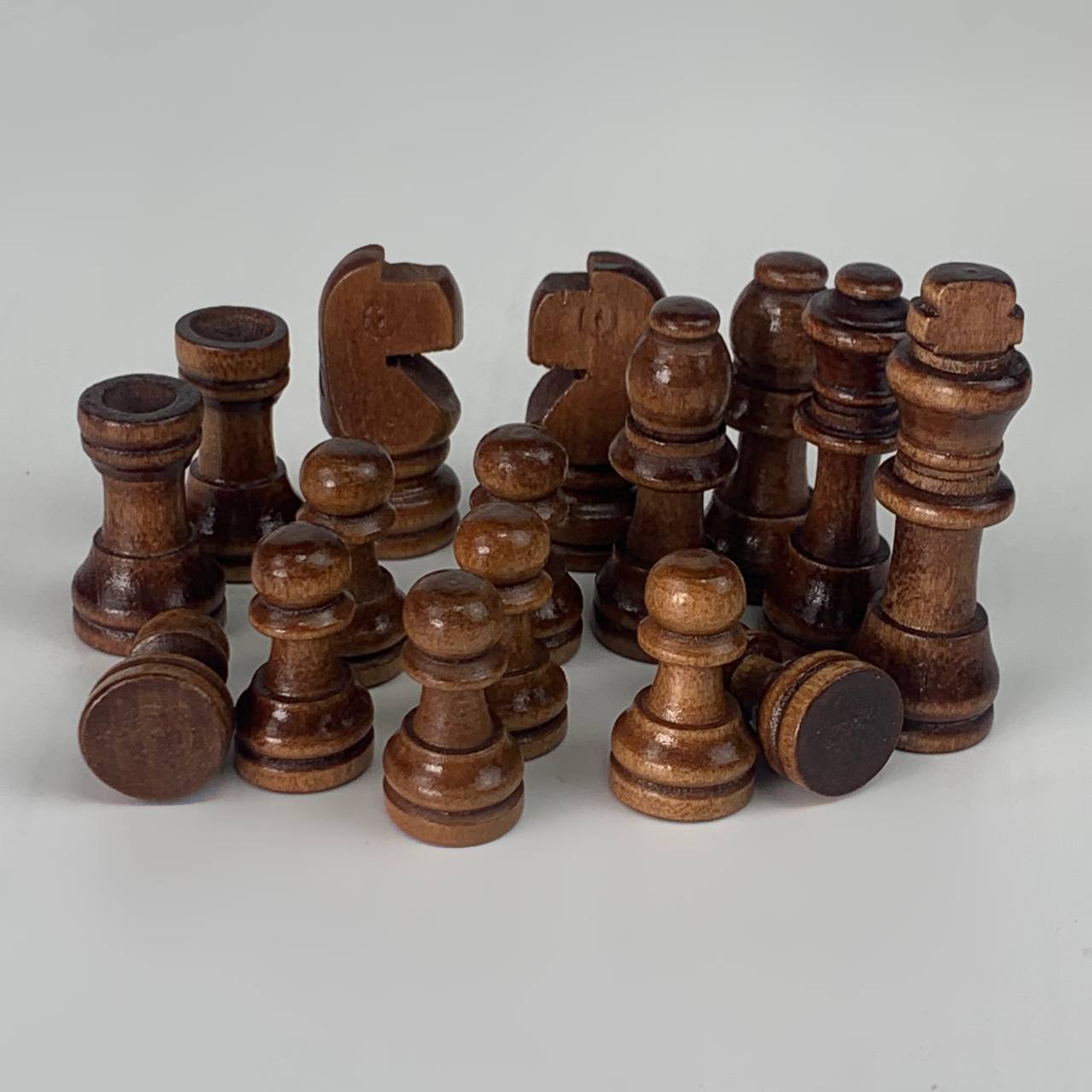 Jeu d'échecs de petite taille, Roi de 5,5 cm. Accessoires de plateau de jeu en bois.