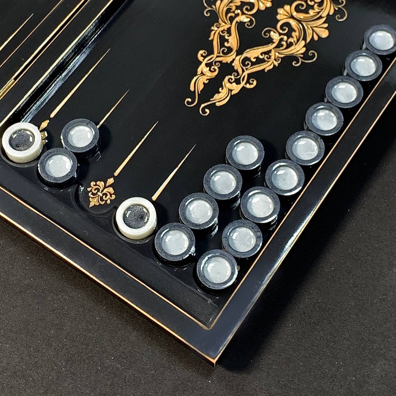 Plateau de backgammon en bois – Un mélange exquis d'art et de fonctionnalité, prêt à offrir
