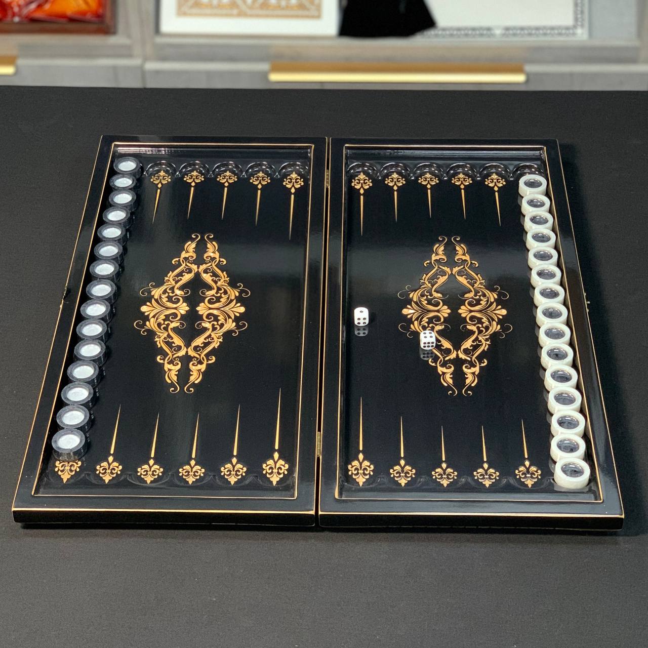Plateau de backgammon en bois – Un mélange exquis d'art et de fonctionnalité, prêt à offrir