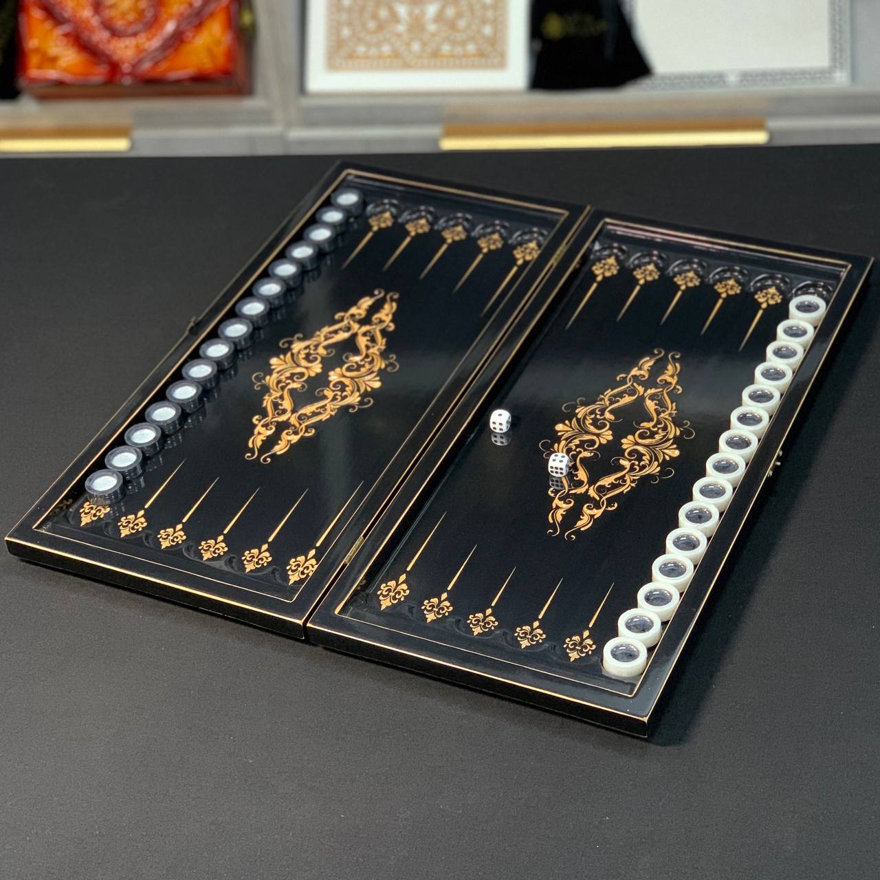 Plateau de backgammon en bois – Un mélange exquis d'art et de fonctionnalité, prêt à offrir