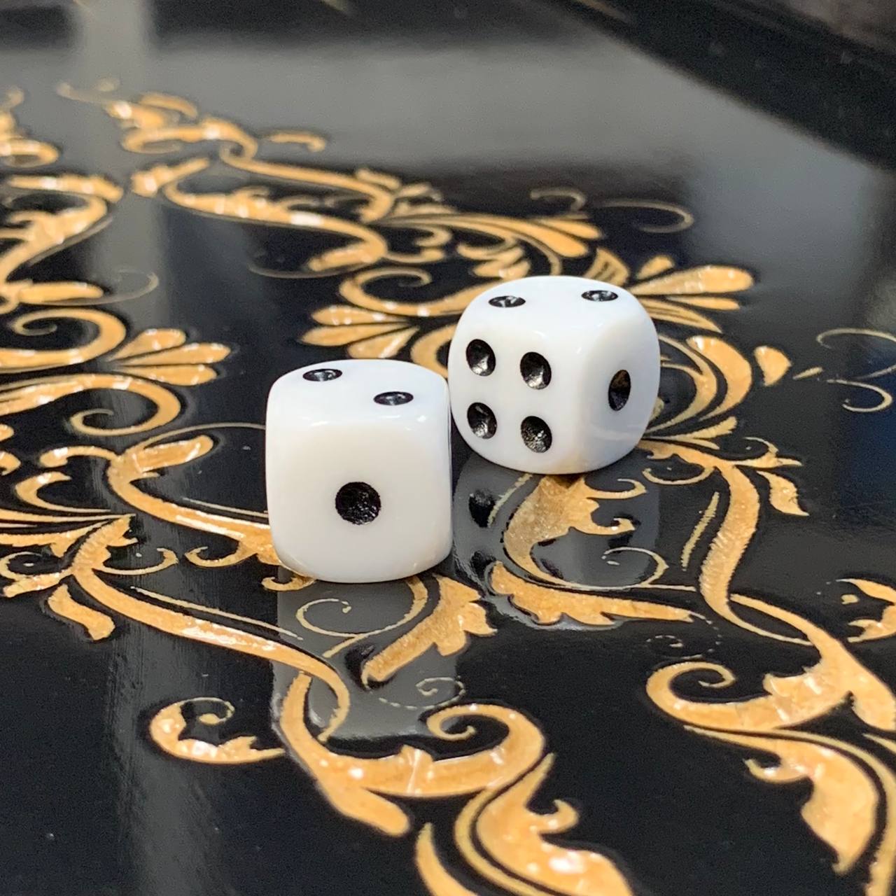 Plateau de backgammon en bois – Un mélange exquis d'art et de fonctionnalité, prêt à offrir