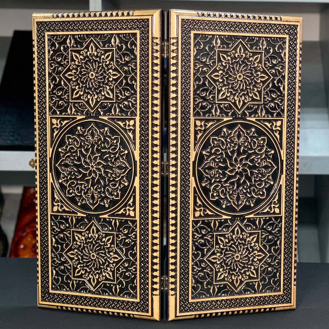 Plateau de backgammon en bois – Un mélange exquis d'art et de fonctionnalité, prêt à offrir