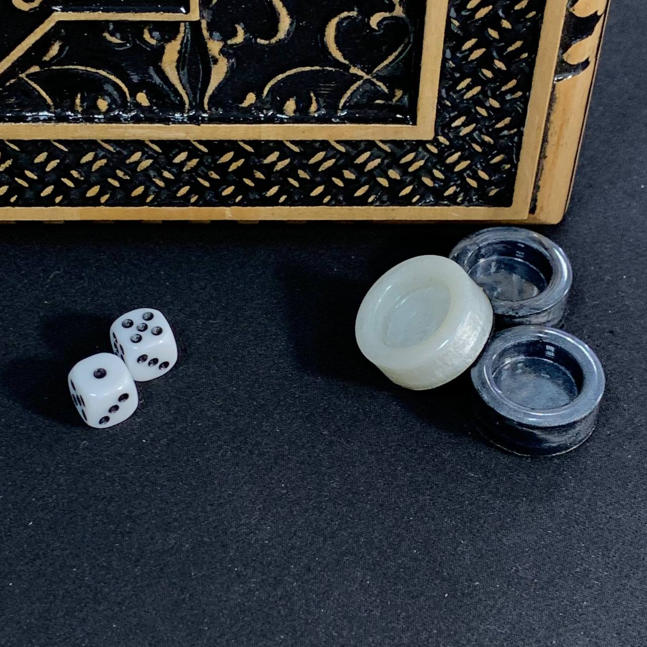 Plateau de backgammon en bois – Un mélange exquis d'art et de fonctionnalité, prêt à offrir