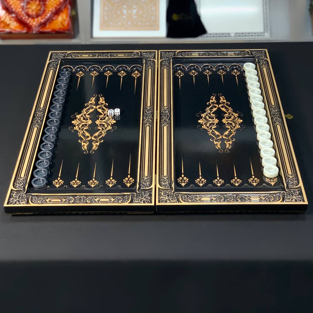 Plateau de backgammon en bois – Un mélange exquis d'art et de fonctionnalité, prêt à offrir
