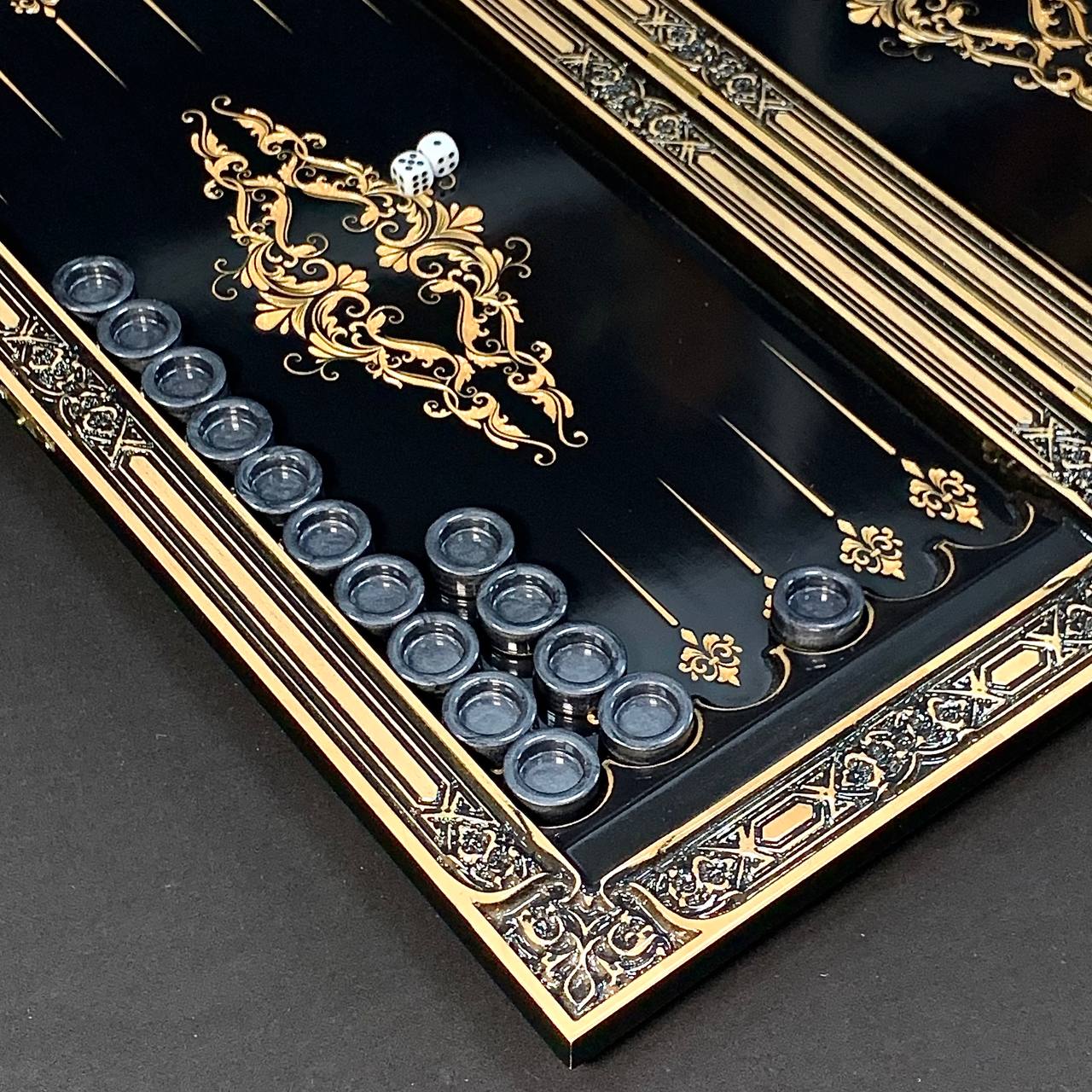 Plateau de backgammon en bois – Un mélange exquis d'art et de fonctionnalité, prêt à offrir