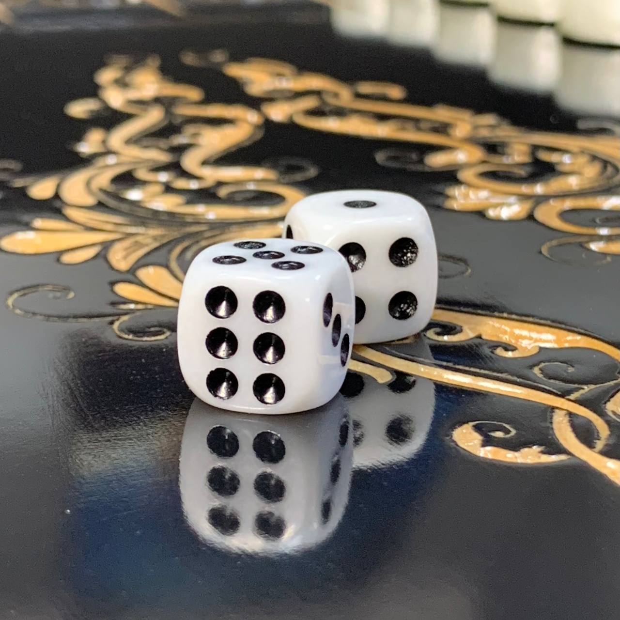 Plateau de backgammon en bois – Un mélange exquis d'art et de fonctionnalité, prêt à offrir