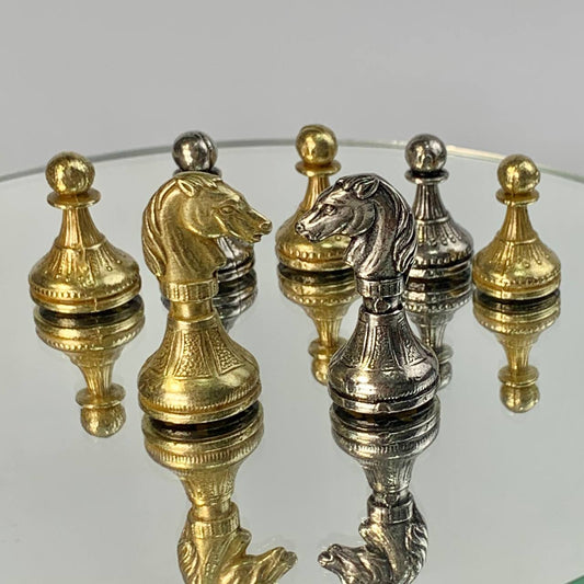 Pièces d'échecs stylisées fabriquées à la main pour votre jeu. Prêt à offrir et livraison dans le monde entier